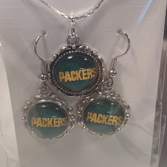 COPY - Beautiful Green Bay Packers necklace and earrings set - Picture 1 of 1